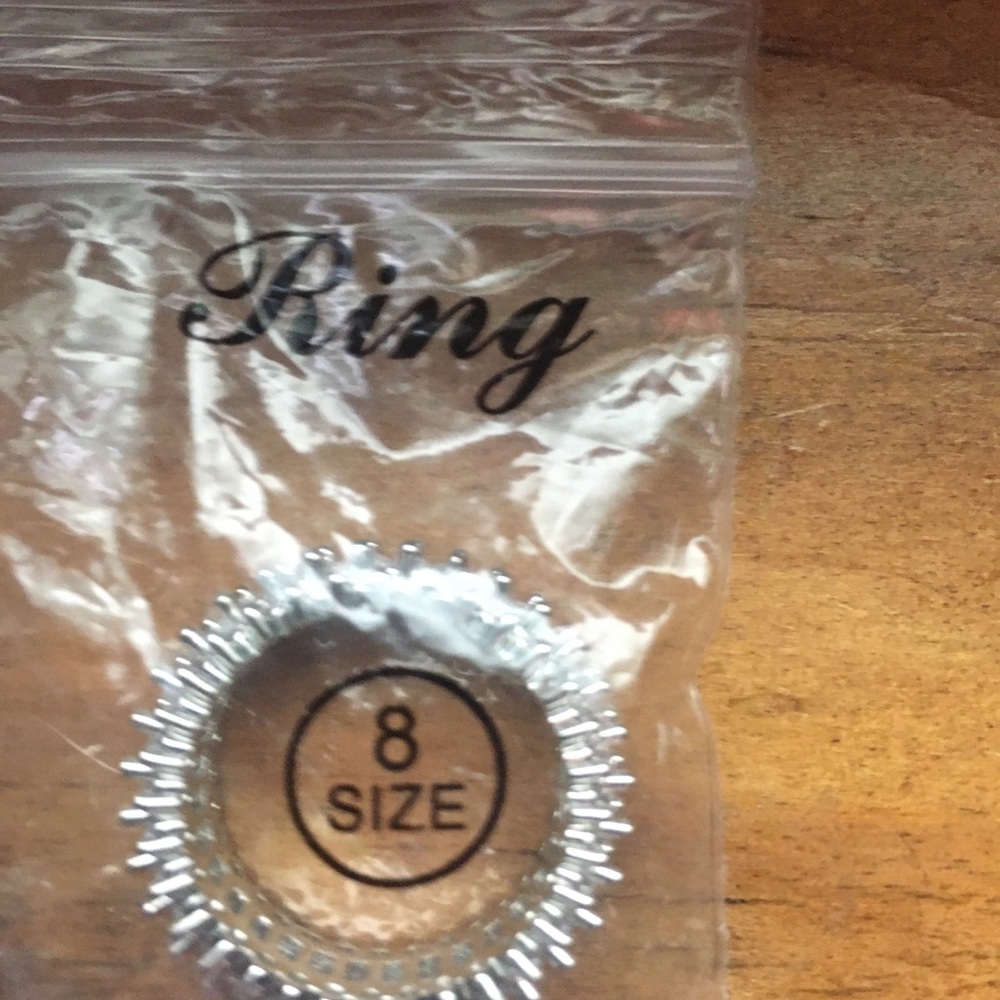 925 SILVER BAND WHITE SAPPHIRE RING - Picture 2 of 2